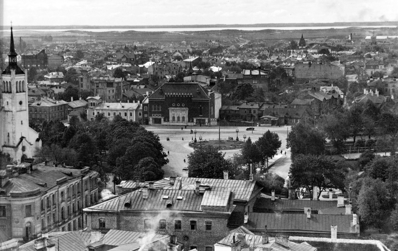 Файл:Tallinna vaade. Vaade Vabaduse väljakule, vasakul Jaani kirik, keskel praegune Vene Draamateatri hoone., AM 12853-32 F 11687-32.jpg