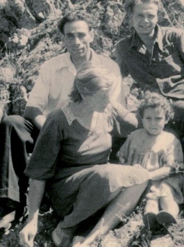 Рахманов Аждар (слева) с женой и дочерью в ссылке.jpg