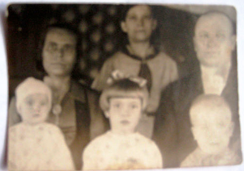 Файл:Семья Н.П. Пасечного около 1941 года.jpg