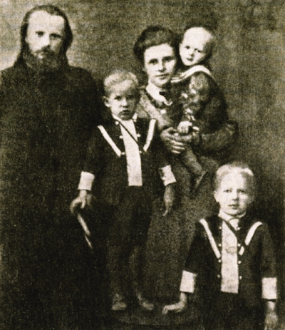 Файл:Ierej-Mihail-Voskresenskij-so-svoej-semej.jpg