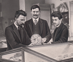 Файл:Геологический кабинет Киевского ун-та. Слева направо М.В. Баярунас, М.А. Усов, Б.Л. Личков. Фото 1910 г..jpg