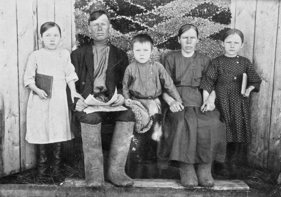 Аверин Яков Аникиевич (1890) - семья.jpg