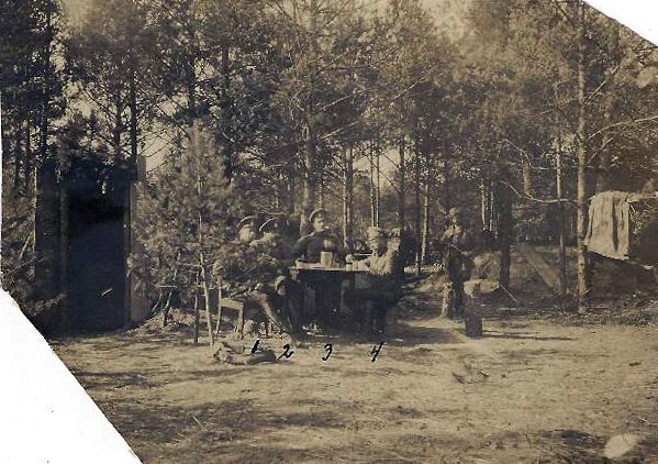 Файл:У входа в офицерский окоп. 1. Поручик Рапасов. 2. Капитан Вуличевич. 3. Штабс-капитан Зуев. 4. Поручик Щербанюк..jpg