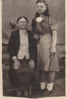 Файл:Мария Михайловна с дочкой Анной Васильевной.jpg