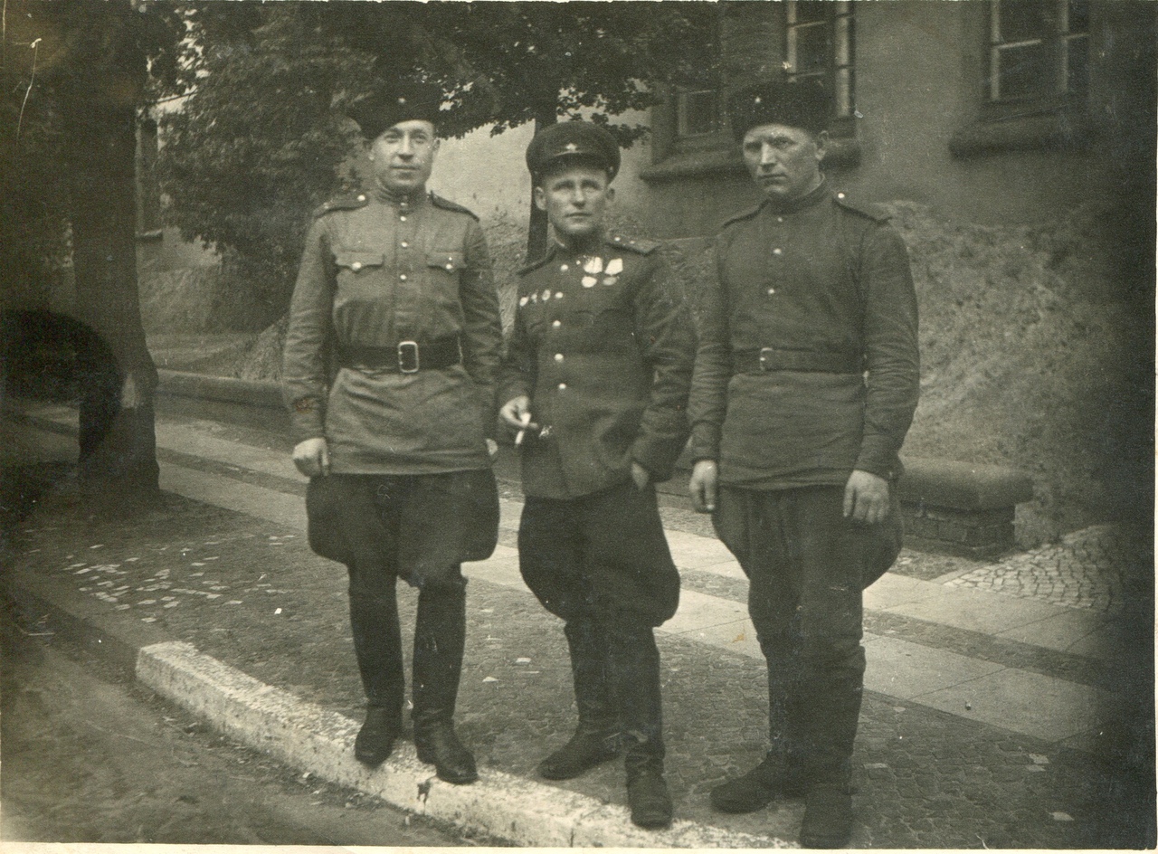 Фото2.Младший сын Любимова Семена Семеновича, Алексей Семенович(первый справа).jpg