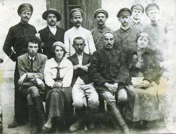 Файл:Маджит Кадыров с учителями русско-туземной школы, 1920-1921гг..jpg