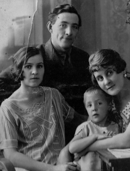 Неменов Яков Львович (1904) семья.jpg