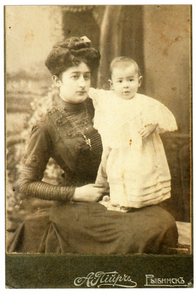 Бартельсен Софья Николаевна со своим сыном Николаем (1910).jpg