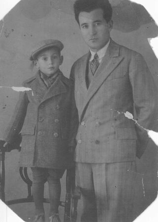 Кязимов Ахмед Гаджи оглы (1908) с сыном Расимом.jpg