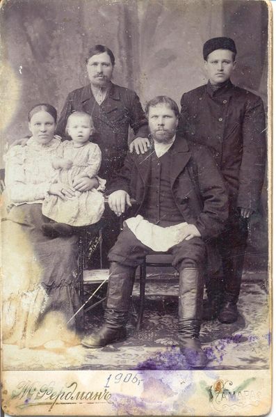 Файл:Семьянов Николай Васильевич с семьей.jpg