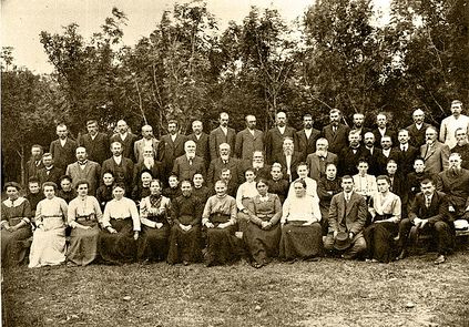 Старожил села Великокняжеское, юбилейная фотография к 50-летию «колонки» на Кубани (Северный Кавказ, Ставропольский край, 1914 год); в верхнем ряду первый слева Михаил Биржеминский, а в нижнем слева Анна Биржеминская (Эберле).