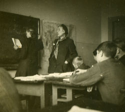Е. П. Вельяминова на уроке французского языка в ковылкинской школе