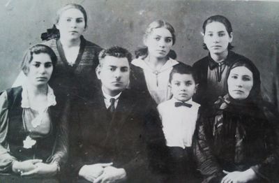 Муршидов Исмаил Али оглы (1891), с семьей.jpeg
