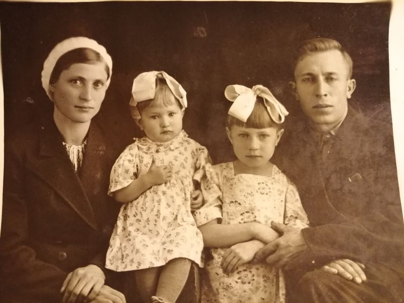 Файл:Дедушка Иван с семьей.jpg