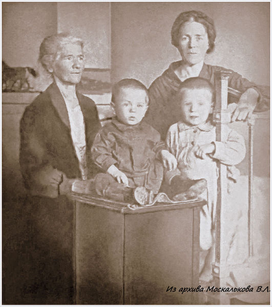 Файл:Е.Д.Вишневецкая А.Н.Смородская Женя и Миша. 1929.jpg