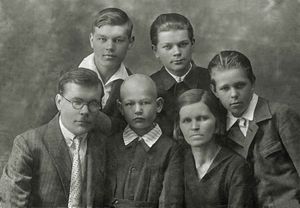 1.Семья Шитиковых, 1935г..jpg