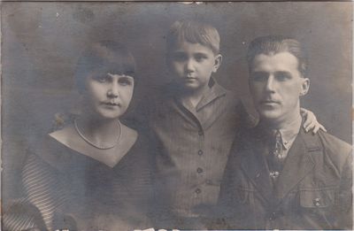 Семья Бацуты Ивана Николаевича (примерно 1930 год): Феодосия Васильевна Комарова - жена, Николай  - сын (1923-1943), ван Бацута