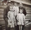 В.И.Маханьков с семьёй. .jpg
