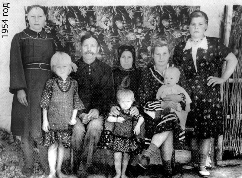 Файл:Семья сухопаровых 1954.jpg