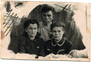Золотухина Александра Ефимовна слева Рядом с ней Илья Комогорцев tn.jpg