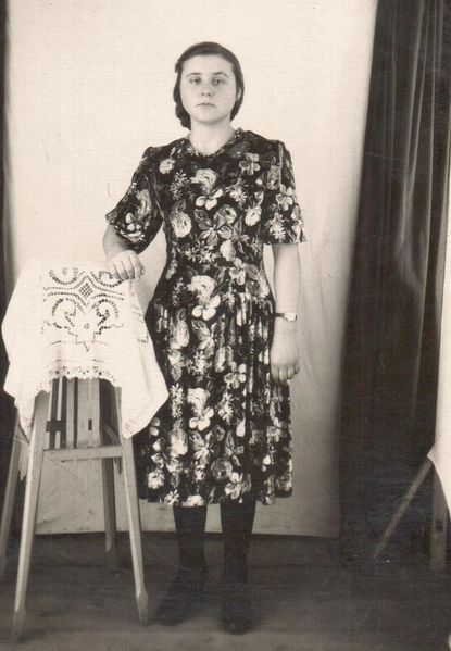 Файл:Мама стоит.jpg