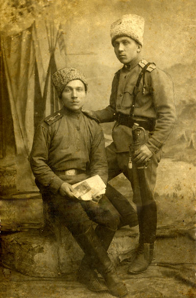 Григорий(сидит), Василий (стоит), 1918г-1919г..jpg
