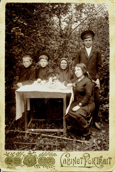 Файл:Кожуховы семья 1914.jpg