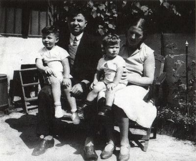 Агабейли Юсиф-бек с женой и детьми в Германии 1930-1931.JPG