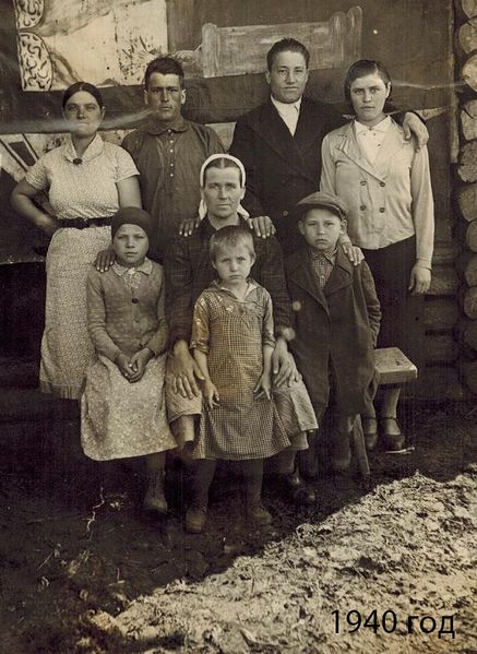 Файл:Семья сухопаровых 1940 год.jpg