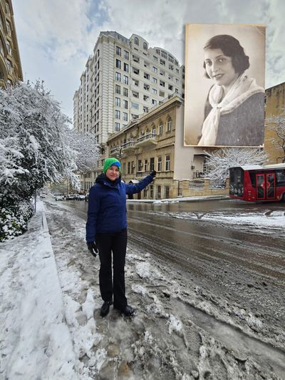 Адеева Нина Николаевна - внучка Анастасия Наумецкая около дома бабушки в Баку, февраль 2024.jpg