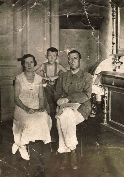 Тогунов с женой Марией и сыном Алексеем (6.09.1933).jpg
