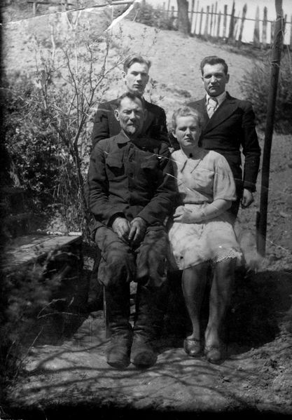 Файл:05 - Миней с детьми.jpg