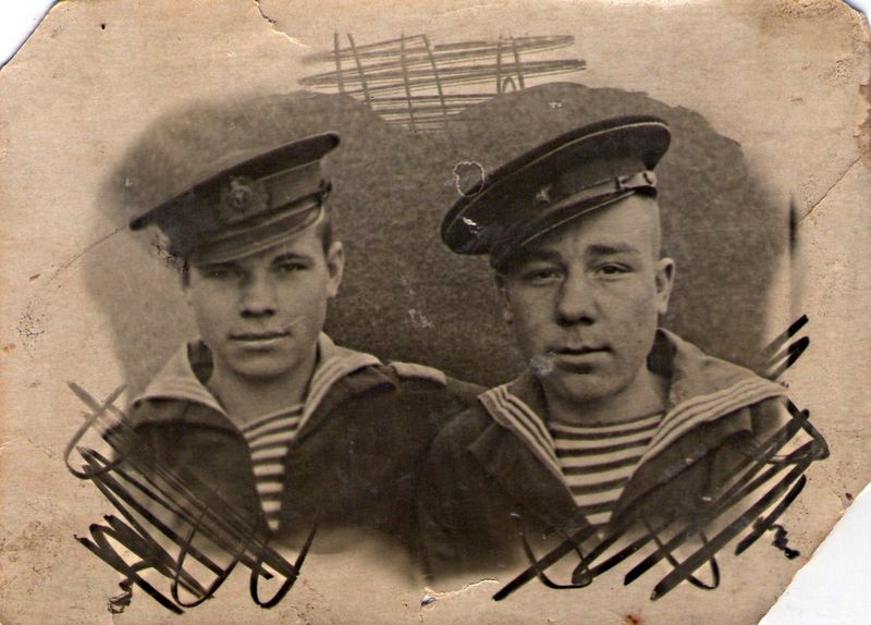 Файл:Слева Петр Сваровский.jpg