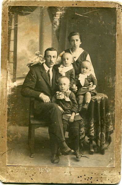 Файл:Белянкин А. Е. с семьей.jpg