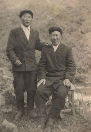 Сапаров Дорджи-Горя с братом.jpg