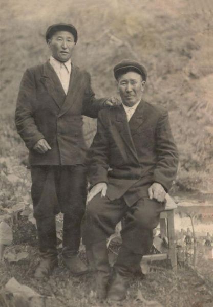 Файл:Сапаров Дорджи-Горя с братом.jpg