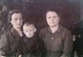 Гейдт Елизавета Николаевна (1912) с дочерью Таничевой (урождённая Гейдт) Анкелией Сигизмундовной (1938) и внуком Александром.jpg