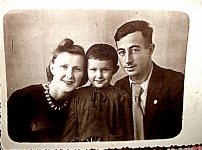Рыскин Павел с женой Раисой и старшей дочерью Викой, 26.11.1947г.JPG