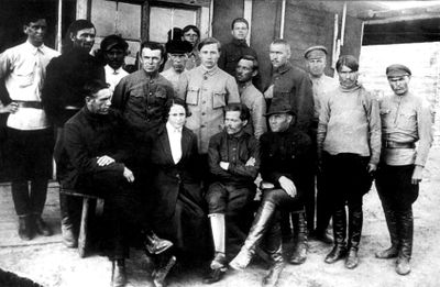 Н. Махно с супругой в окружении своих сподвижников. 1920 год.jpg