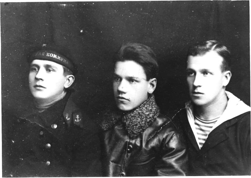 Файл:Иван Яковлевич, неизвестен, Владимир Яковлевич Хлебниковы.jpg