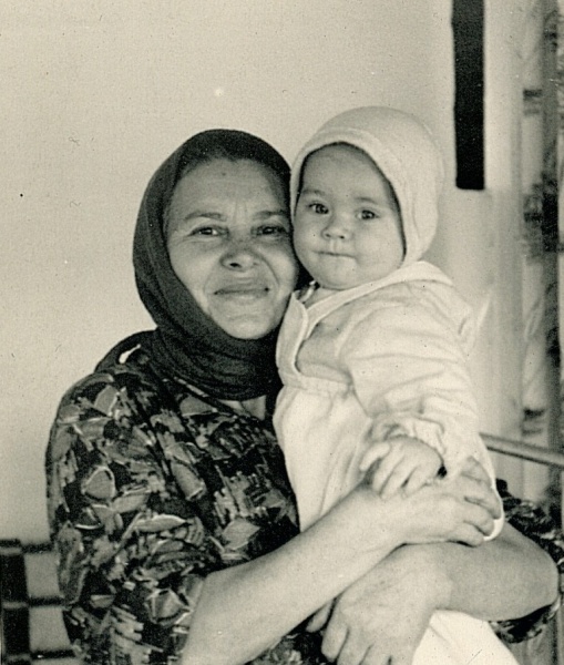 Файл:Алкина Хатира Хусаиновна с внуком.jpg