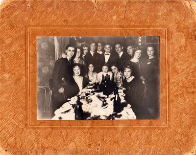 Бартельсены вместе со своими друзьями отмечают Новый Год в Баку (1930-1932).jpg