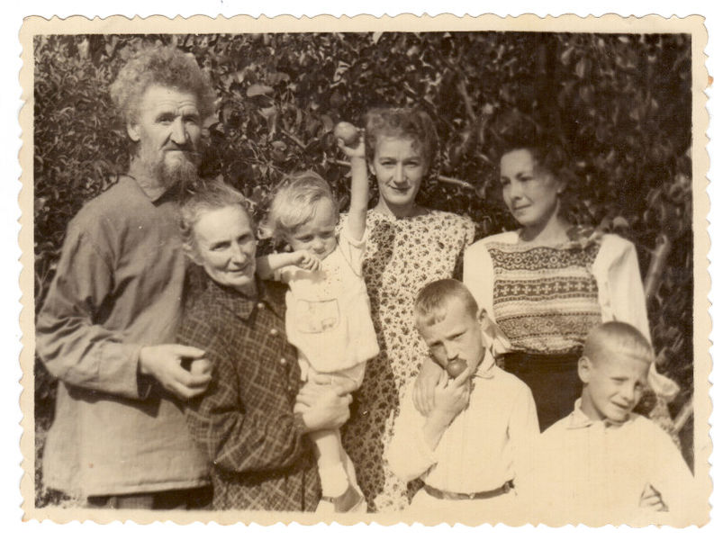 Файл:Ковалёвы 1950.jpg