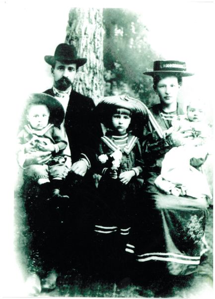 Файл:Романовы Петр Прокофьевич и Клавдия Ивановна с детьми.jpg