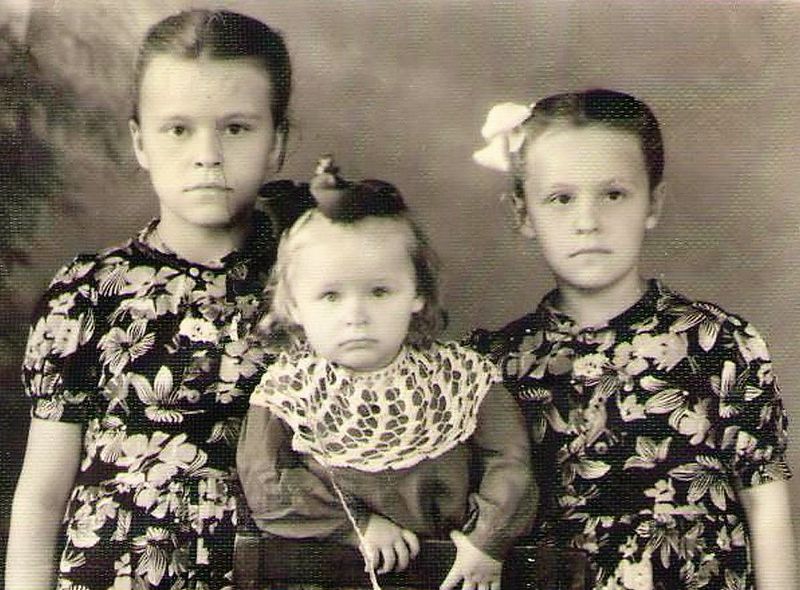 Файл:Биржеминские Валя Катя Нина.jpg