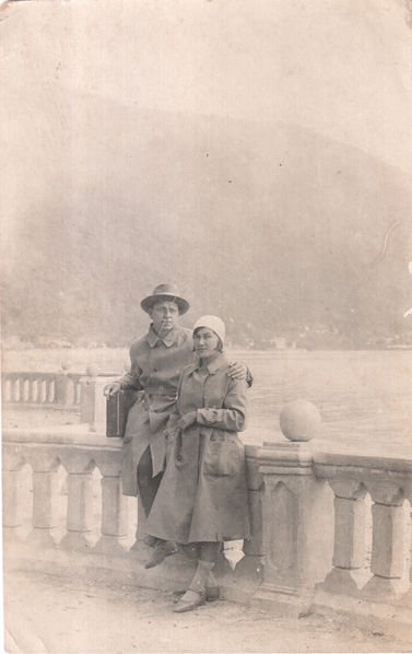 Файл:Соня с мужем в Гаграх.jpg