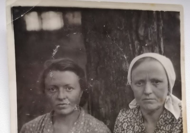 Файл:Фотография жены и дочери.jpg