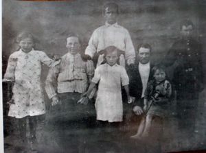 Рау Генрих Петрович с семьёй (2).jpg