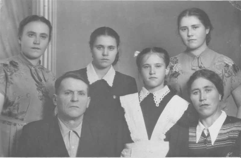 Файл:Гелерт Людвиг (Леонид) с семьёй.jpeg