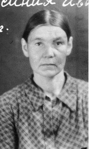 Комарова Ефросинья Ивановна (1904).jpg